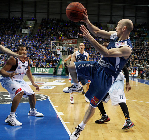 极而稳定的 极而稳定的