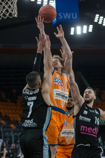 他在对抗中 他在对抗中