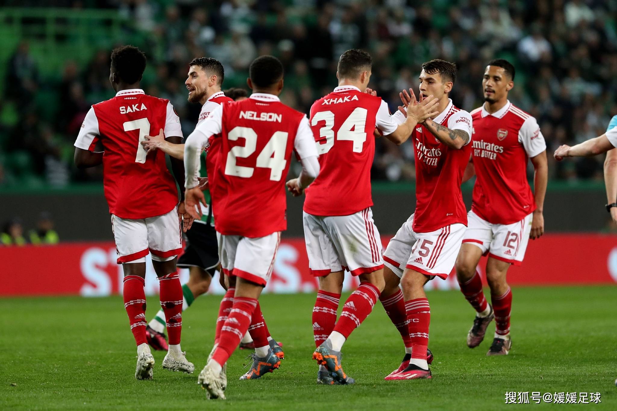 她积极参与 她积极参与