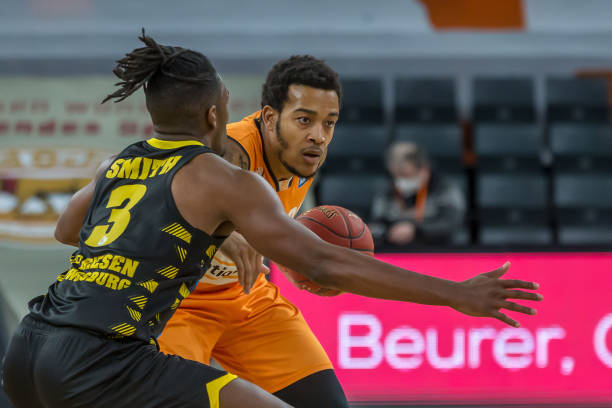 他都保持相 他都保持相